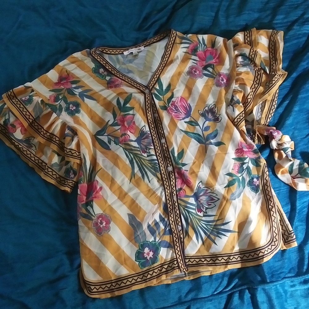 Adorable button down top